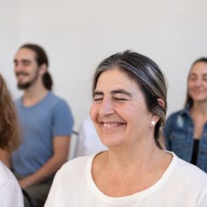 Personas sonriendo en un centro mientras hacen Midfullness
