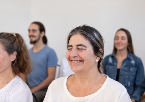 Personas sonriendo en un centro mientras hacen Midfullness