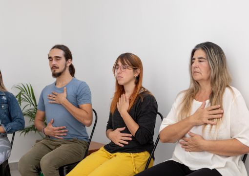 Varias personas haciendo Mindfullness en un centro