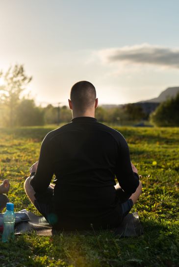 Una persona haciendo Mindfullness en un parque