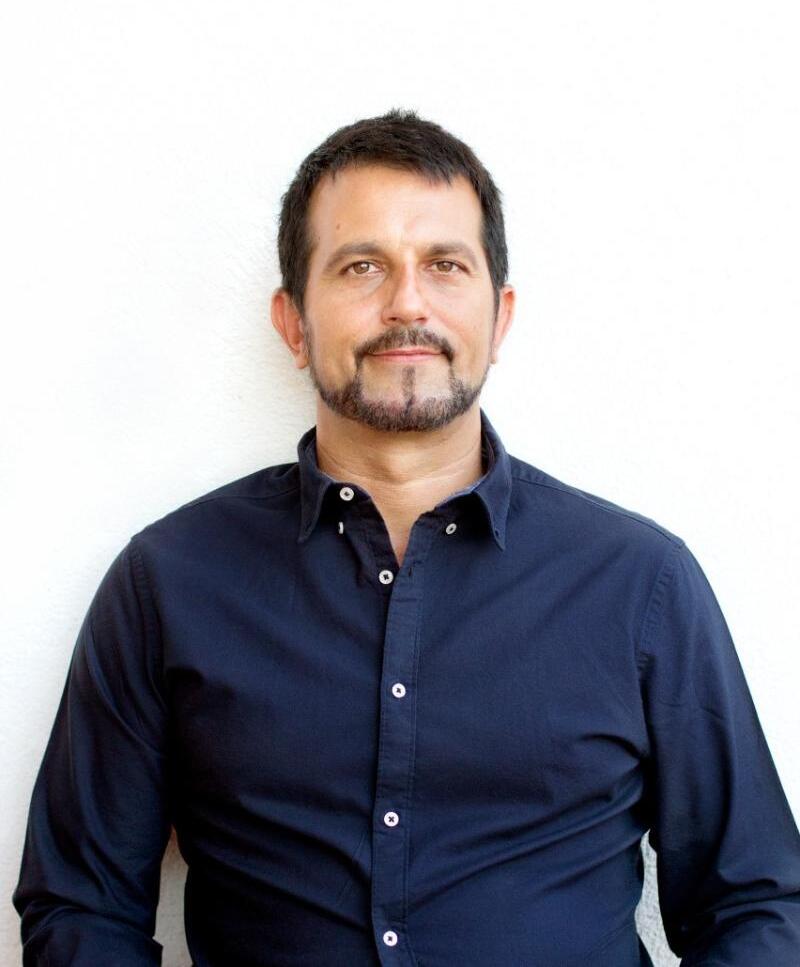 Javier, dueño de Centro Mindfullness Majadahonda, sonriendo a cámara