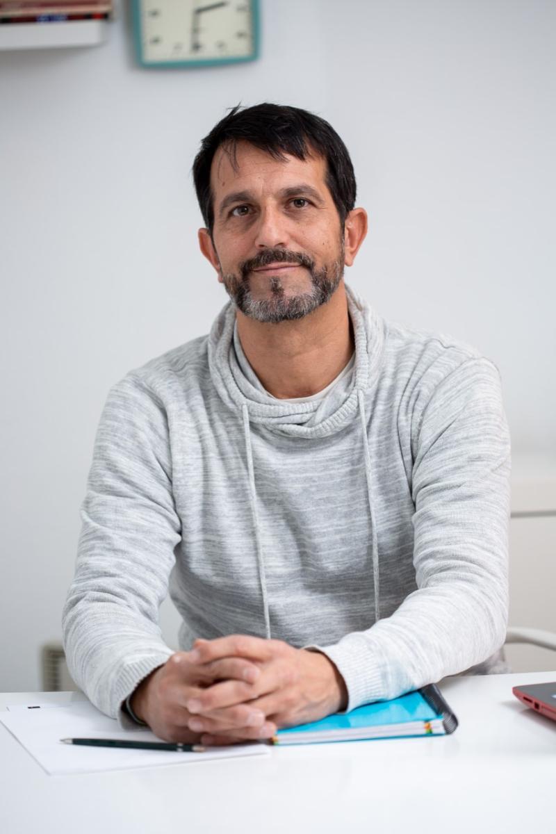 Javier, dueño de Centro Mindfullness Majadahonda, sonriendo a cámara