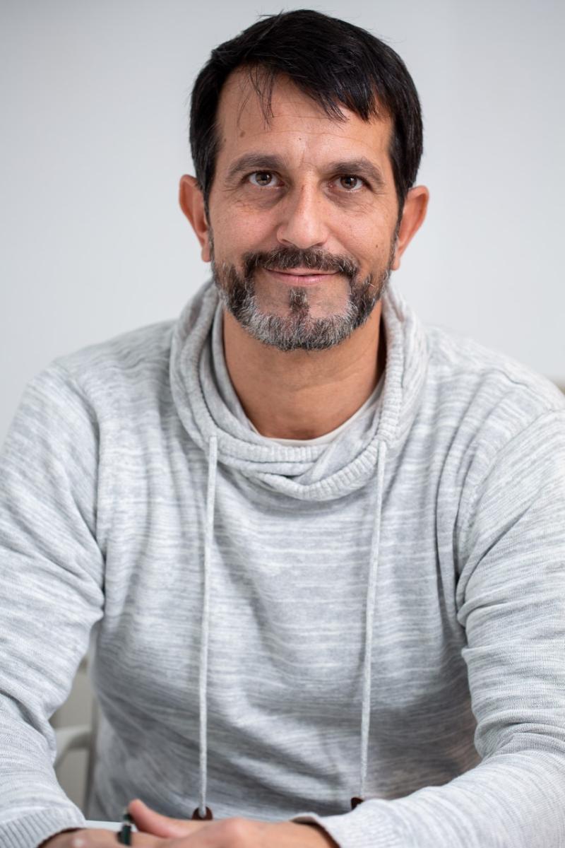 Javier, dueño de Centro Mindfullness Majadahonda, sonriendo a cámara